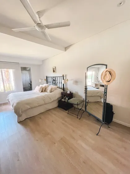 Dormitorio moderno con techo abovedado y mucha luz natural — proyecto Proyecto Béccar 2, por Alpa Mat, en Béccar
