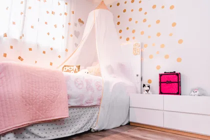 Dormitorio infantil con dosel blanco, cama rosa y decoracion geometric naranjas — proyecto Cabrera, por Tali Estudio, en Palermo