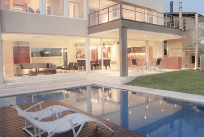 Casa moderna con piscina y escaleras de caracol — proyecto CASA CASTORES, por Ramirez Arquitectura, en Nordelta