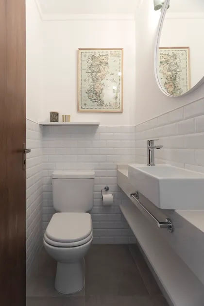 Baño moderno con bacha flotante, inodoro blanco y detalles en blanco y gris — proyecto Obra Juncal , por SYA Arquitectas, en Recoleta