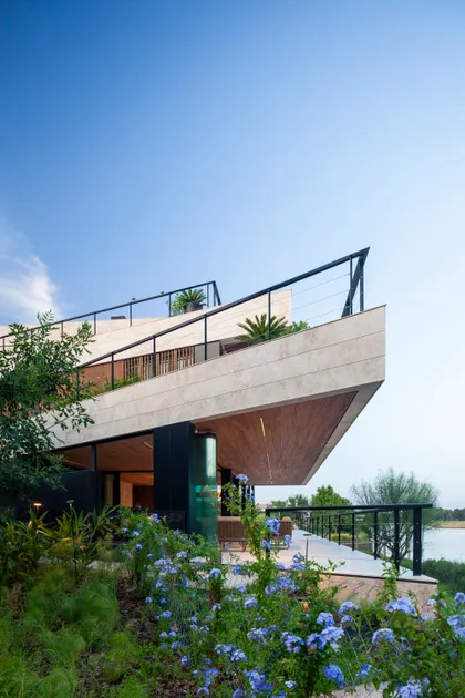 Casa moderna con voladizos, piedra y madera, vistas al mar — proyecto Casa Porsche, por Remy Arquitectos, en Buenos Aires