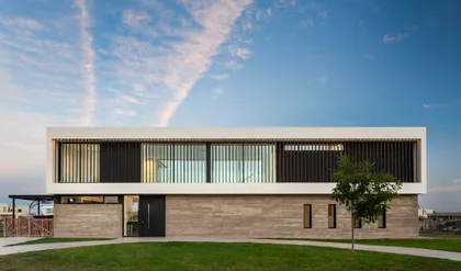 fachada moderna de casa residencial con concreto y amplios ventanales — proyecto SS A7, Pilar, por ZUID PORT, en Pilar