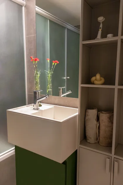 Baño moderno con bacha blanca, mueble verde y estanterías modulares — proyecto Guatemala , por KUPERDESIGN CONSTRUCCIONES SRL, en Palermo