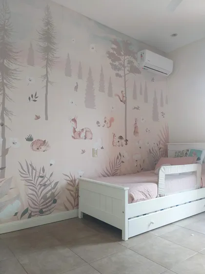 Habitación infantil con mural de bosque y cama blanca con cajón — proyecto Habitacion infantil Bambis, por Picma Empapelados, Murales, Esmerilados, Prints ,Papeles, en Canning