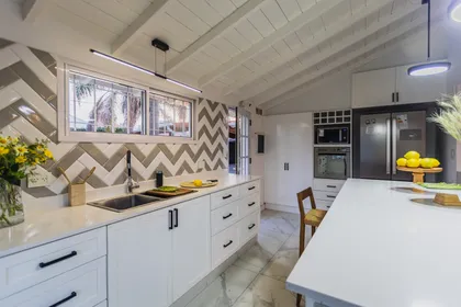 Cocina moderna mediterránea con detalles en blanco y gris — proyecto Remodelacion en Villa de Mayo, por MSMC, en Villa de Mayo