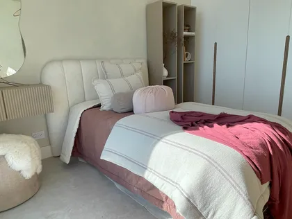 Dormitorio moderno de estilo escandinavo con panelado beige y cama principal — proyecto El Secreto, por Grupo Pauta Arquitectura, en Tigre