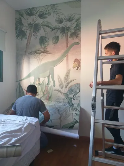 colocando papel mural de dinosaurios en habitación — proyecto Habitacion de niño Dinosaurios, por Picma Empapelados, Murales, Esmerilados, Prints ,Papeles, en Canning