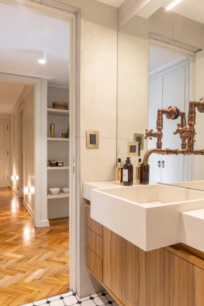 Baño moderno industrial con grifería de cobre y piso de madera — proyecto LIBERTADOR DANDY, por AB ARQUITECTURA, en Recoleta
