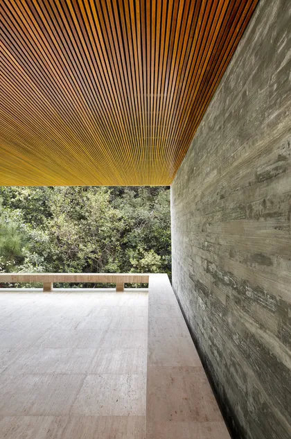 Terraza moderna con techo de madera y pared de hormigón visto — proyecto Casa Asa, por Studio Guilherme Torres