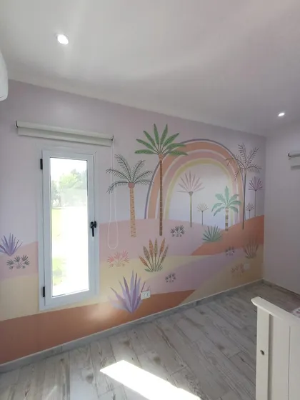 Dormitorio infantil con mural tropical y suelo de madera — proyecto Habitacion infantil palmeras , por Picma Empapelados, Murales, Esmerilados, Prints ,Papeles, en Canning