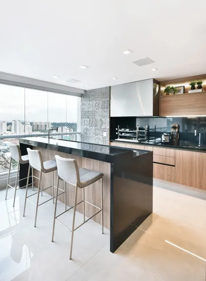 Cocina moderna con isla y vista urbana — proyecto Alto da Lapa, por ALESSANDRA BRAGGION ARQUITETURA & INTERIORES