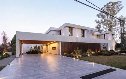 Fachada moderna con ventanales amplios y detalles en madera — proyecto SD 45, por Estudio Arq Daniel Tarrio