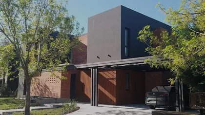 Casa moderna con volumenes de ladrillo y hormigón, fachada con pérgola — proyecto CASA HC, por Daniel Daniele - Oficina de Arquitectura, en Canning