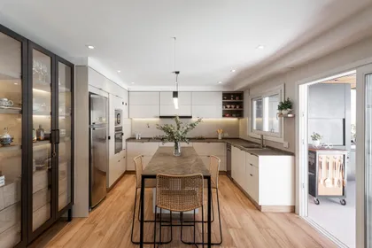 Cocina moderna abierta con isla comedor y sillas de mimbre — proyecto Casa en Martinez, por JT ARQUITECTURA, en Martínez