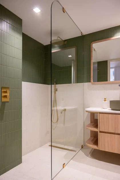 Baño moderno con ducha de cristal, azulejos verdes y detalles en madera — proyecto ALVEAR TYM, por AB ARQUITECTURA, en Recoleta