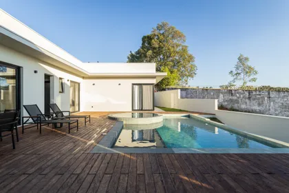 Casa moderna con pileta y deck de madera, terraza minimalista con pergola — proyecto Residência H, por LAYOUT ARQUITETURA, en Atibaia