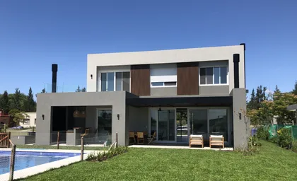 Casa moderna de dos pisos con piscina y jardín — proyecto SAN MATIAS II, por Fb Arqs, en Belén de Escobar