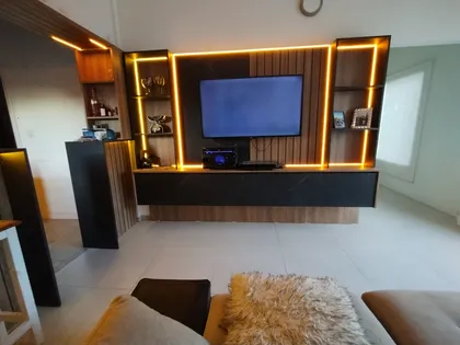 Living moderno con paneles de madera y luces integradas — proyecto Diseño personalizado a gusto del cliente , por Saavedra Amoblamientos , en Pinamar