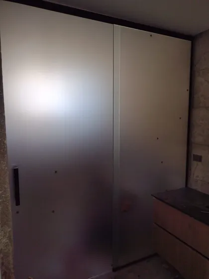 baño moderno con puertas de vidrio esmerilado y vanitory de madera — proyecto Mampara paño fijo y corrediza opacid 10mm, por Cristalcenter, en Nordelta
