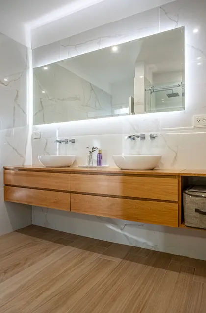 Baño moderno escandinavo con doble bacha y vanitory de madera — proyecto SS45, por EZ architects, en Pilar