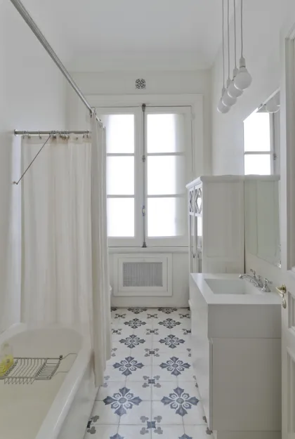 Baño clásico con bañera exenta, suelo de baldosas y ventana grande — proyecto Dpto LH, por Estudio Dado, en Recoleta