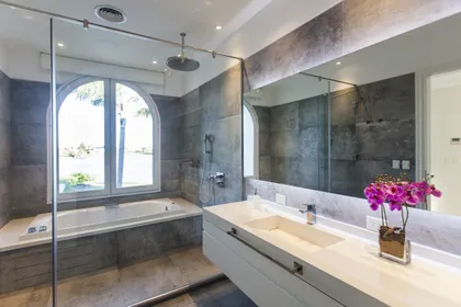 Baño moderno con bañera exenta y gran ventana arqueada — proyecto París en Buenos Aires , por Apaarquitectura, en Nordelta