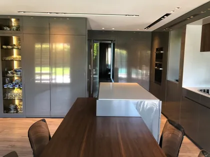 Cocina moderna con isla y mesa de comedor grande — proyecto Casa Nordelta, por Etude Interiorismo, en Nordelta