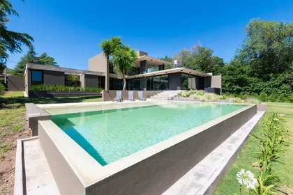 Casa moderna con piscina amplia y jardín frondoso — proyecto CASA CANDIDA, por Karlen Clemente