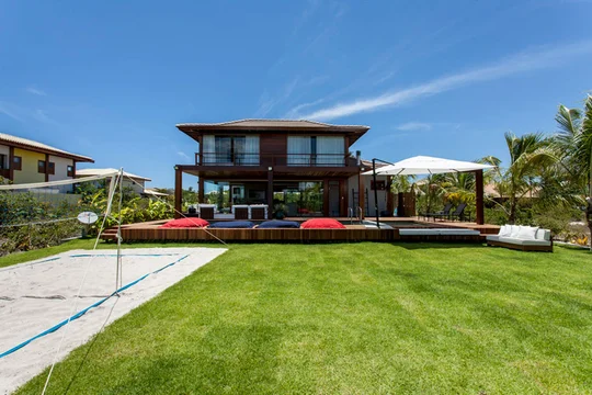 Casa contemporánea con patio, pileta y jardín verde amplísimo — proyecto Residência MQ, por Milcent Arquitetura