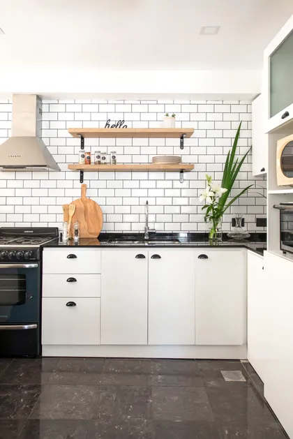 Cocina moderna escandinava con azulejos blancos, muebles blancos y acero inoxidable — proyecto OBRA SALGUERO, por G+M Arquitectura, en CABA