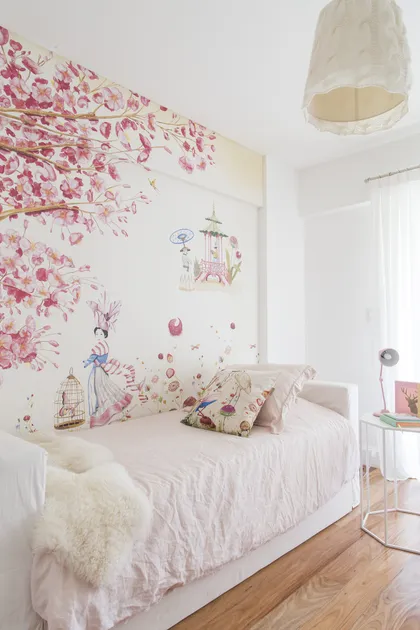 Habitación con mural de cerezo en flor y cama rosa — proyecto Proyecto Quintana, por Olivia D, en Recoleta