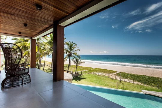 Terraza moderna con pileta y vista al mar, diseño contemporáneo — proyecto Residência CM, por Milcent Arquitetura