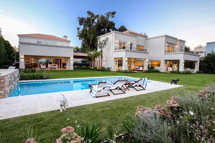 Casa moderna con piscina y jardín exuberante — proyecto SD 127, por Estudio Arq Daniel Tarrio