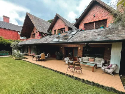 Casa moderna con terraza de madera y jardín exuberante — proyecto Proyecto San Isidro Chico, por Alpa Mat, en San Isidro