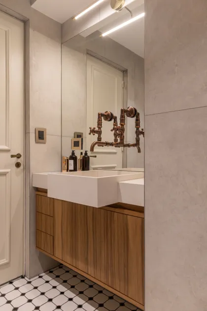 Baño moderno con grifería industrial y vanitory de madera — proyecto LIBERTADOR DANDY, por AB ARQUITECTURA, en Recoleta
