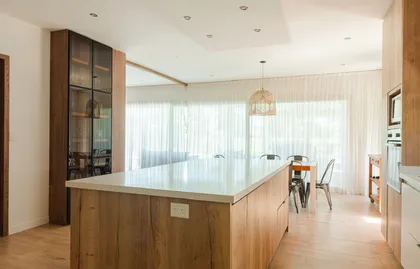 Cocina moderna y luminosa con isla grande y comedor integrado — proyecto Reforma cocina , por Metro creativo , en Belén de Escobar