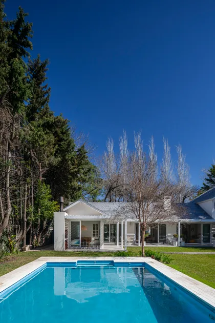 Casa moderna con piscina y jardín frondoso — proyecto Highland, por Lala Loviscek arquitecta, en Pilar