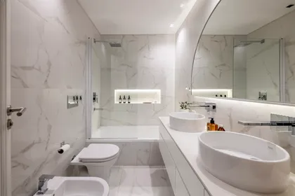 Baño moderno de lujo con mármol y grifería empotrada — proyecto AS, por Estudio Basa, en Buenos Aires