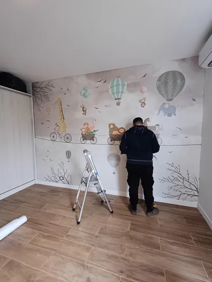 habitación con mural infantil y escalera — proyecto Animalitos en equilibrio, por Picma Empapelados, Murales, Esmerilados, Prints ,Papeles, en Canning