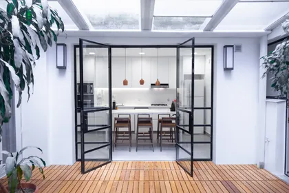 Cocina semi-exterior moderna con isla y techo de cristal — proyecto Obra Azcuenaga MI, por Arq. Lourdes Yarade Saravia, en Buenos Aires