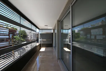 Terraza moderna con vistas urbanas y revestimiento de listones de madera — proyecto Cañada de Gomez 1277, por BARBALACO ARQUITECTOS, en Buenos Aires