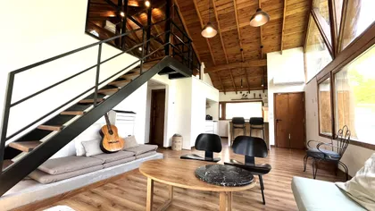 Living comedor rústico industrial con doble altura y escaleras flotantes — proyecto Casa Moctezuma (Mar del Plata) German Salas arquitectura, por German Salas arquitectura - San Is