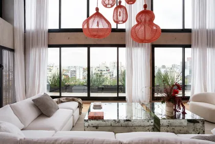 Living moderno de doble altura con vistas urbanas y lámparas colgantes — proyecto Vidal, por Estudio Losa, en Belgrano
