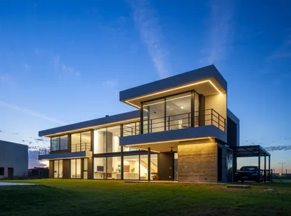 Fachada moderna de casa con niveles volados y grandes ventanales — proyecto SS A7, Pilar, por ZUID PORT, en Pilar