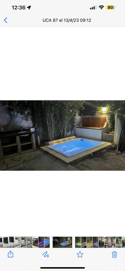 Piscina moderna con cocina exterior y vegetación nocturna — proyecto Don Bosco , por MC Deco , en San Isidro