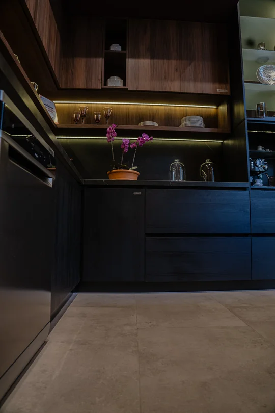 Cocina moderna con muebles de madera oscura y piso de piedra — proyecto Cocina | Casa DIR 2024, por San Lorenzo Design, en San Salvador de Jujuy