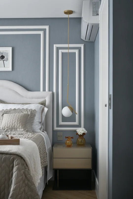 Dormitorio moderno con pared gris, marcos geométricos blancos y lámpara colgante — proyecto Apartamento DE, por Giovana Ciacco, en Guarulhos