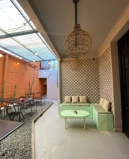 Patio con techo de cristal y luces de mimbre — proyecto Remodelacion Local Comercial Bar, por Casa Colonial Estudio , en Córdoba