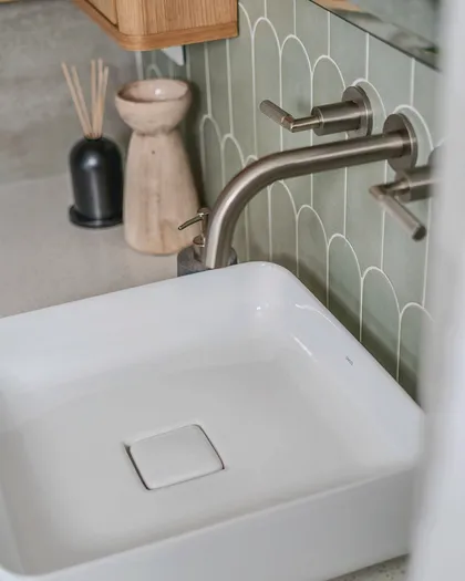 Baño moderno con bacha de loza blanca y grifería de pared — proyecto Quesada, por Blue Rabbit Design, en Núñez