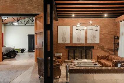 Living comedor industrial con ladrillo expuesto y techos de madera — proyecto Loft y garage autos de colección , por Arq. Damian Fainzilber, en San Isidro
